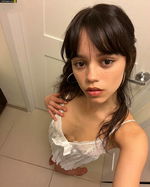 jenna ortega fap peitos Foto